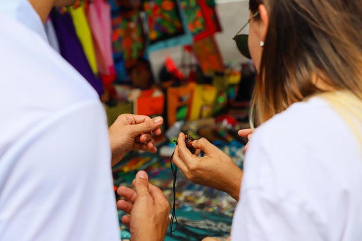 un uomo e una donna che si guardano le mani