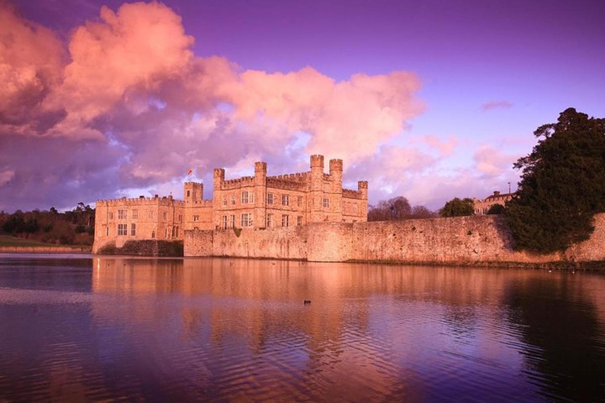 un grande castello situato sulla cima di uno specchio d'acqua