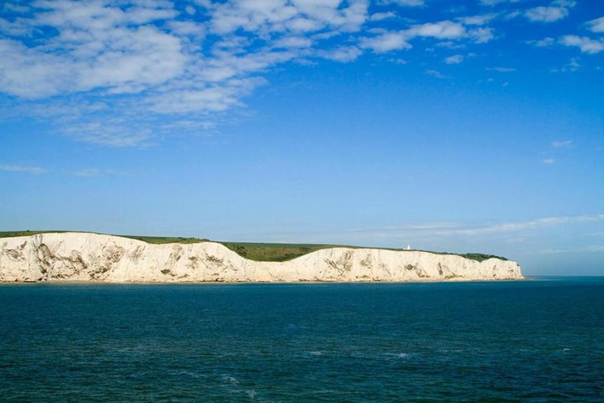 un grande specchio d'acqua con alcune scogliere bianche