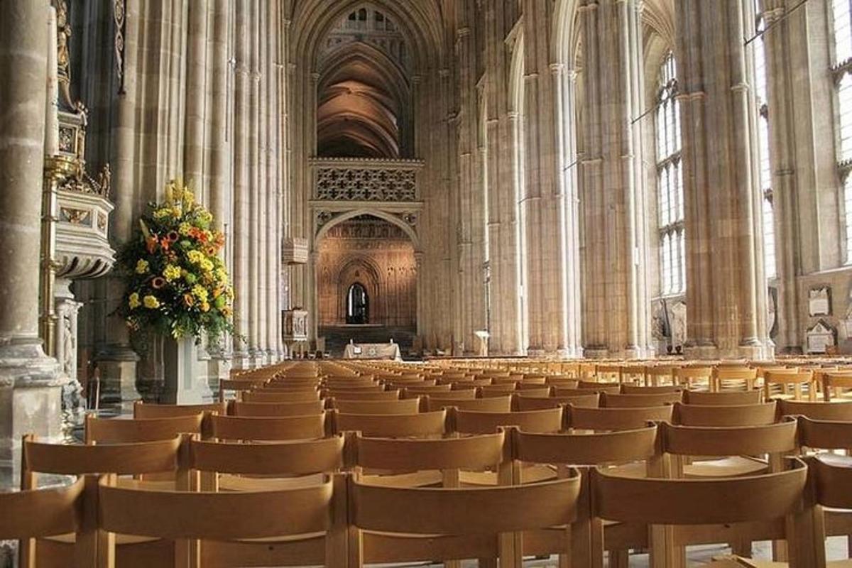 una grande cattedrale con file di sedie al suo interno