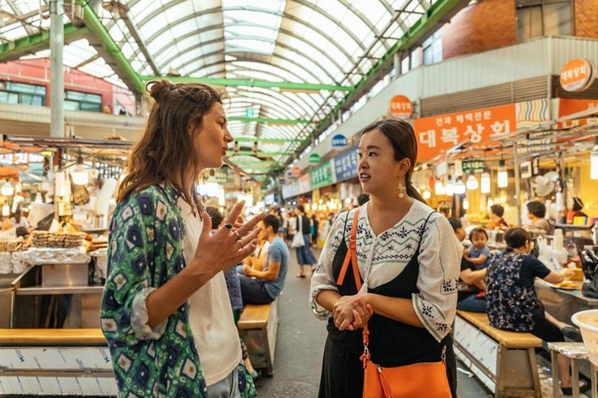 Dos mujeres están paradas en un mercado
