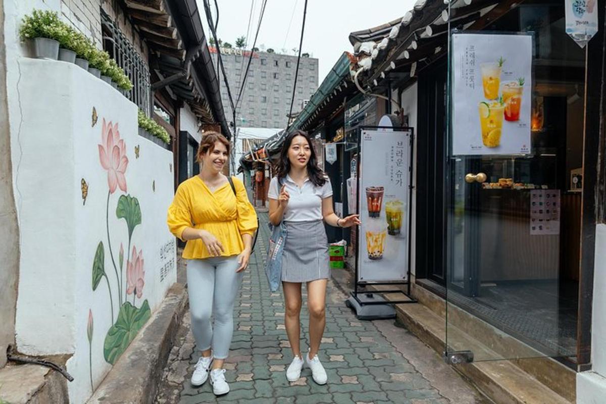 Dos mujeres caminando por una calle en un callejón