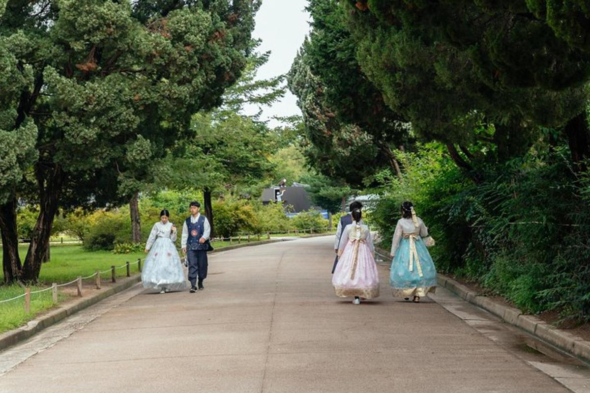 Cuatro mujeres con vestidos caminando por una calle