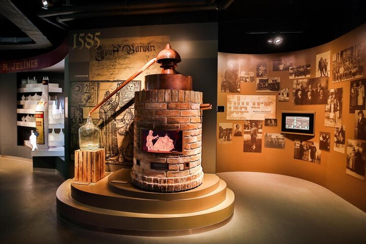 una exposició en un museu amb una llar de foc de maó