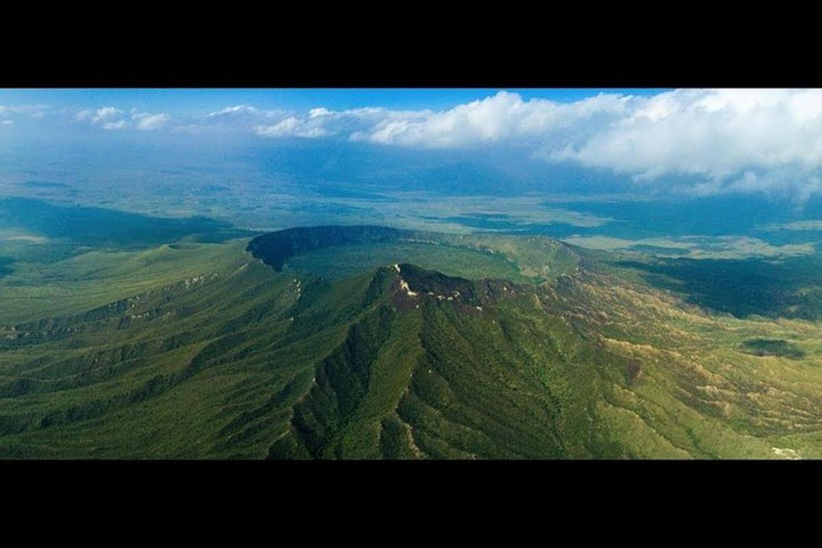天空中云朵密布的山峰鸟瞰图