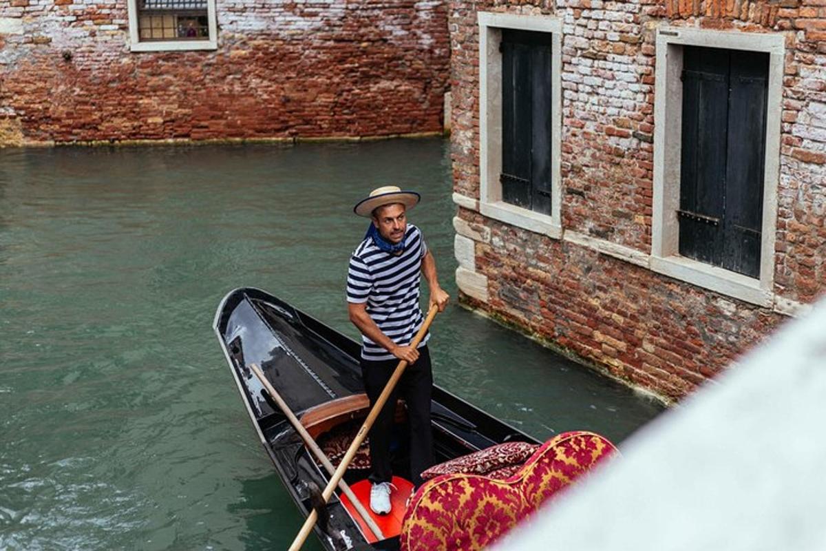 isang lalaki ang sumasagwan sa isang gondola sa isang kanal