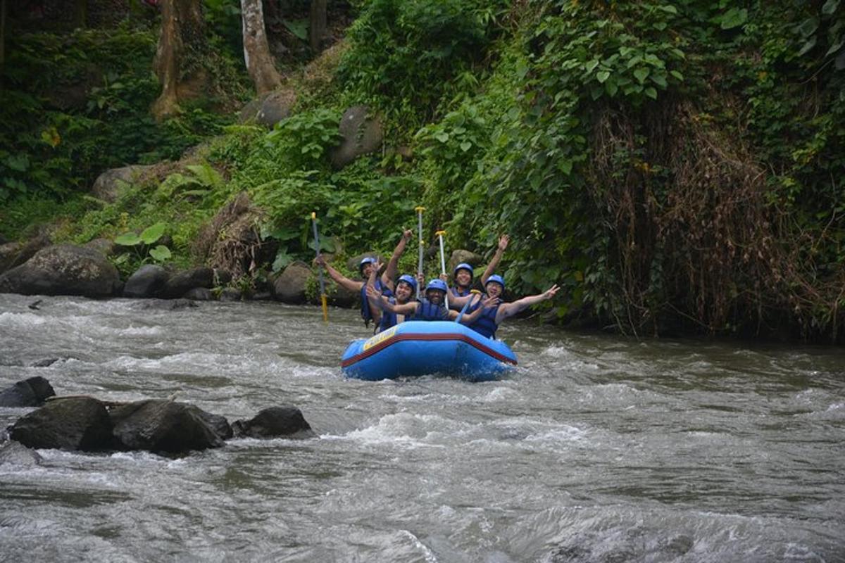 un gruppo di persone su una zattera in un fiume