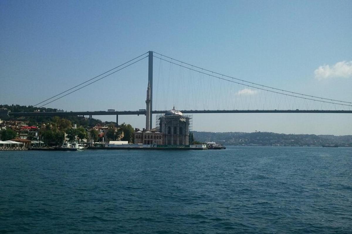 büyük bir su kütlesinin üzerindeki köprü