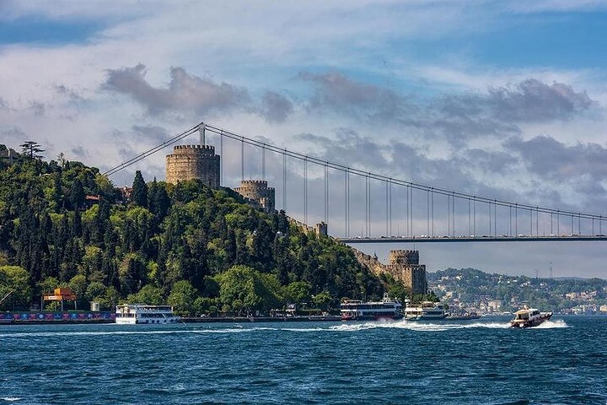 bir su kütlesi üzerinde tekneyle köprü