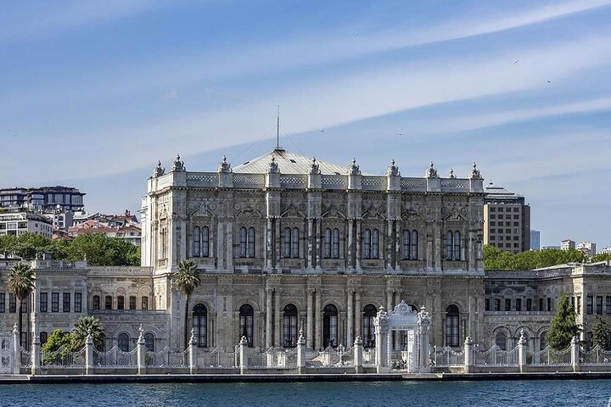 bir su kütlesinin üzerinde duran büyük bir bina
