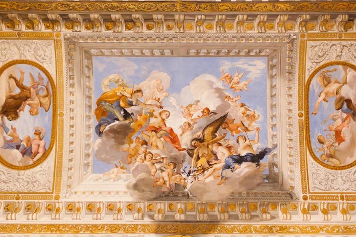 un dipinto sul soffitto di un edificio