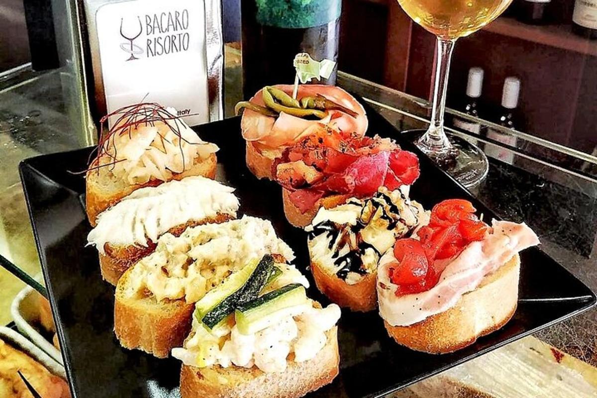 một đĩa thức ăn với bánh sandwich và một ly rượu vang