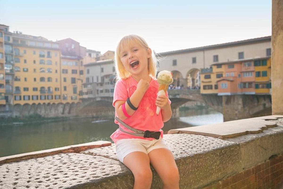 seorang gadis kecil duduk di dinding sambil makan aiskrim