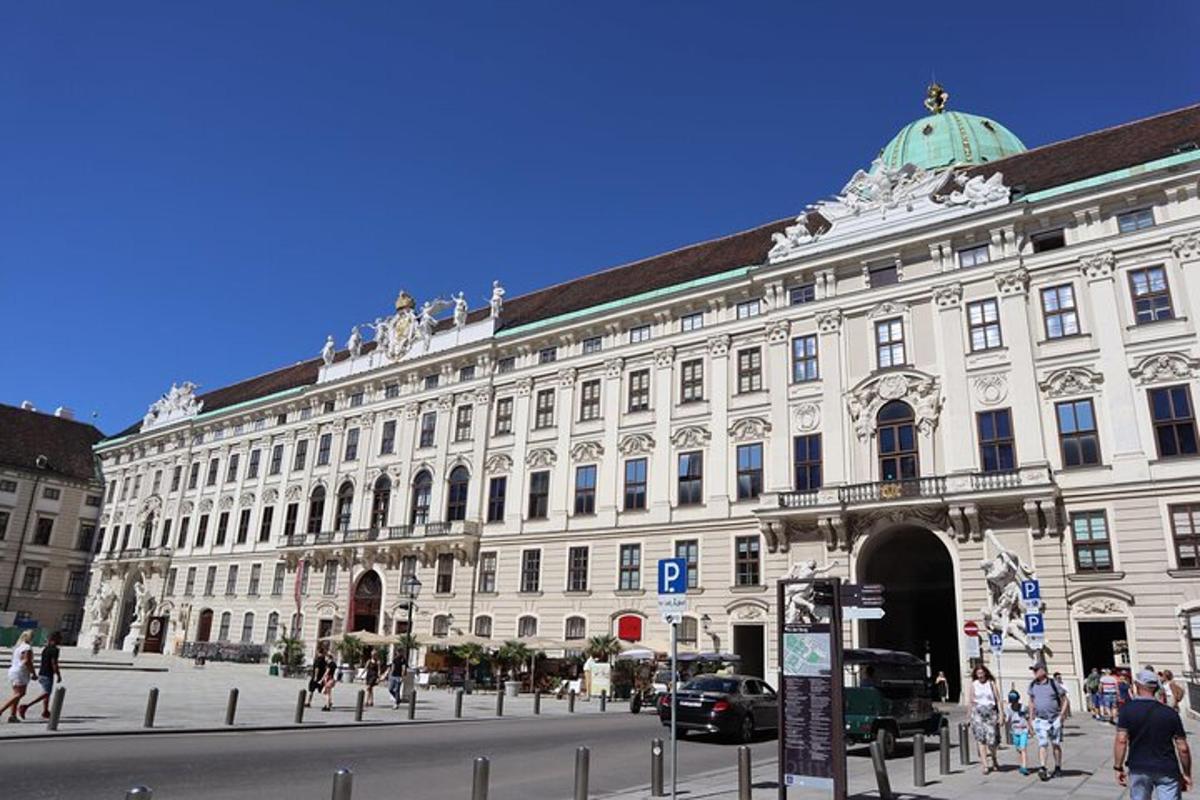 un grande edificio bianco con persone che camminano davanti ad esso