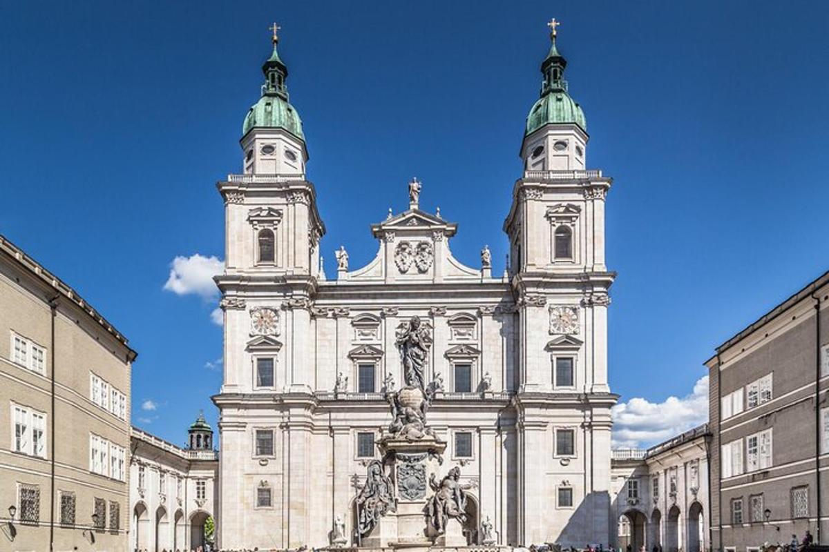 velká budova se dvěma věžemi na vrcholu