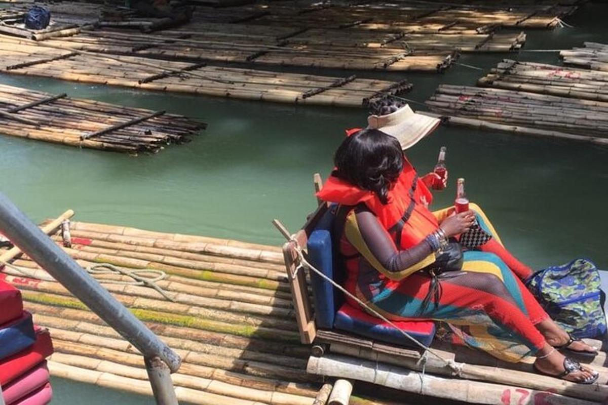 una mujer sentada en una balsa en el agua