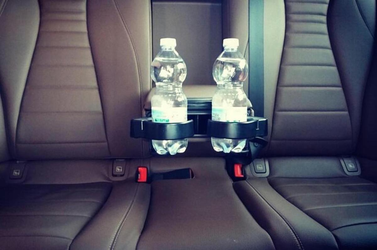 due bottiglie d'acqua sul sedile posteriore di un'auto