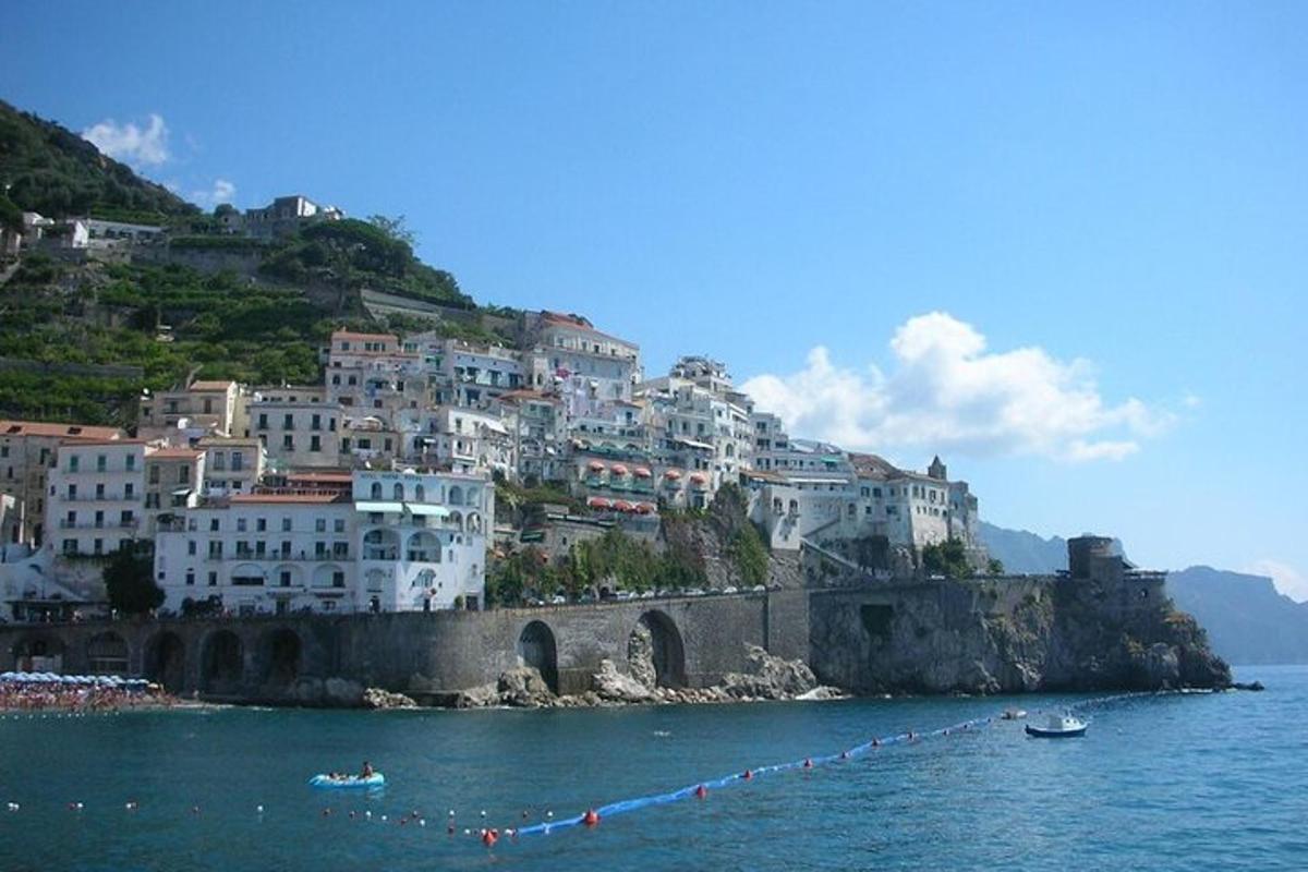 un gruppo di edifici su una collina vicino all'acqua