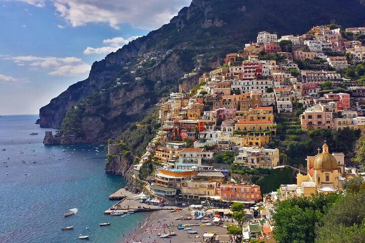 una vista di una città su una collina vicino all'oceano