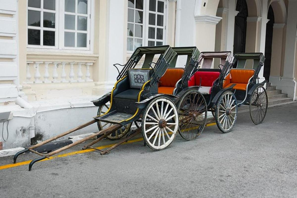 dua buah kereta kuda diletakkan di hadapan sebuah bangunan