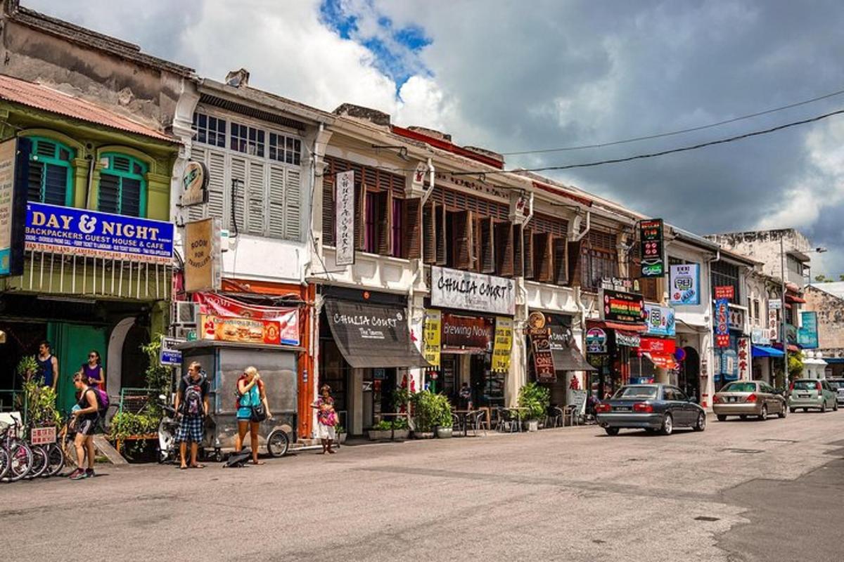 jalan bandar dengan orang berjalan di jalan
