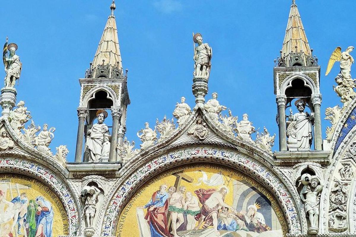 Un edificio con estatuas en la parte superior.