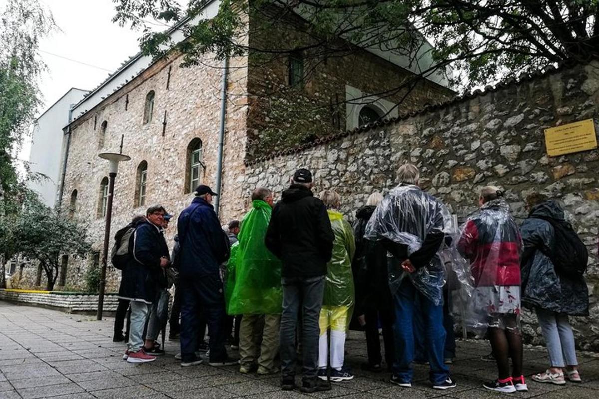grupa ludzi stojąca przed budynkiem