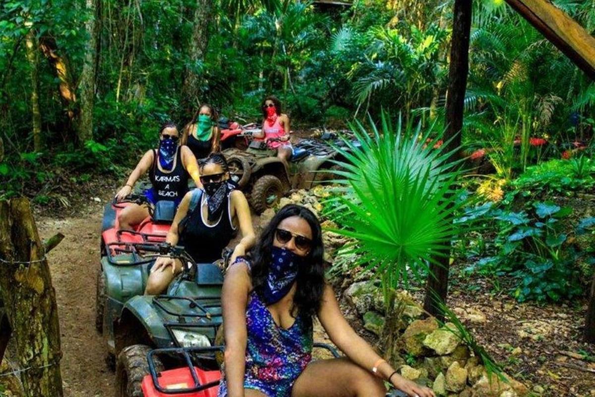 um grupo de pessoas andando de quadriciclo na selva