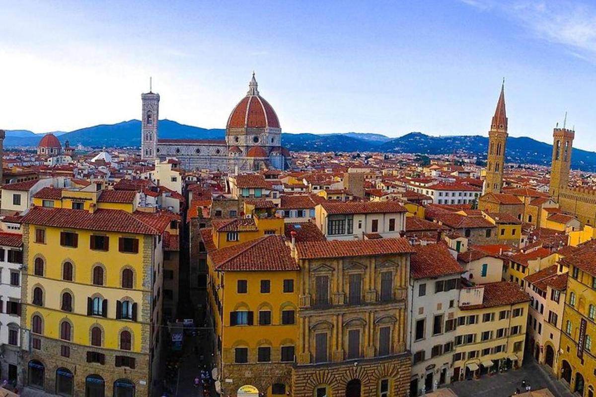 una vista della città di Lione con edifici