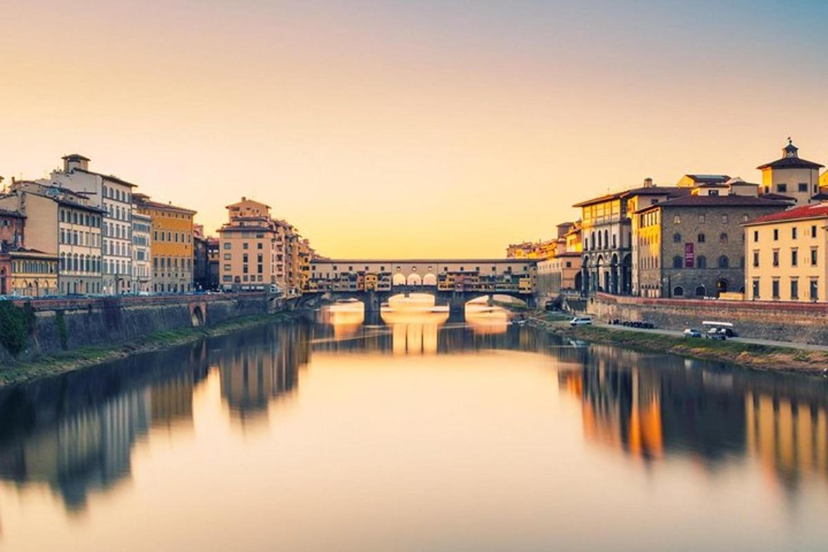una vista di un fiume con edifici e un ponte