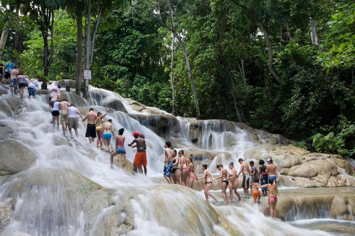 sekumpulan orang di dalam air di air terjun