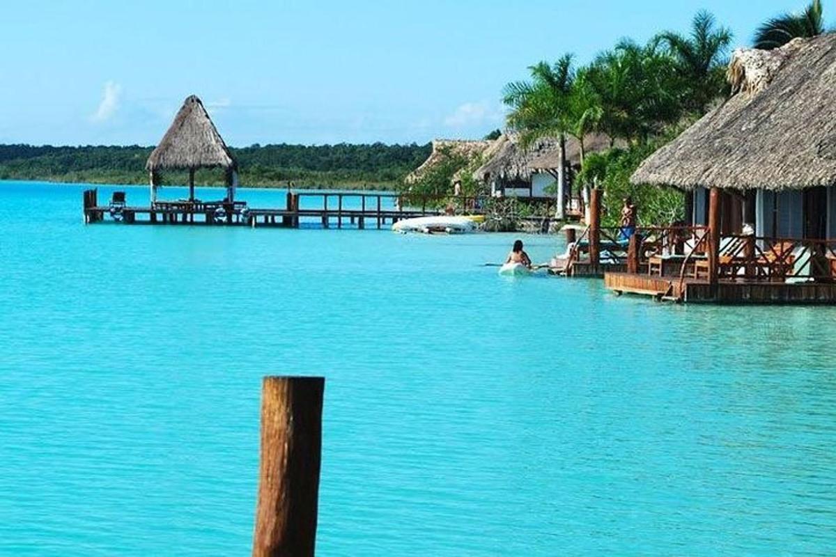uno specchio d'acqua con persone sedute su un molo