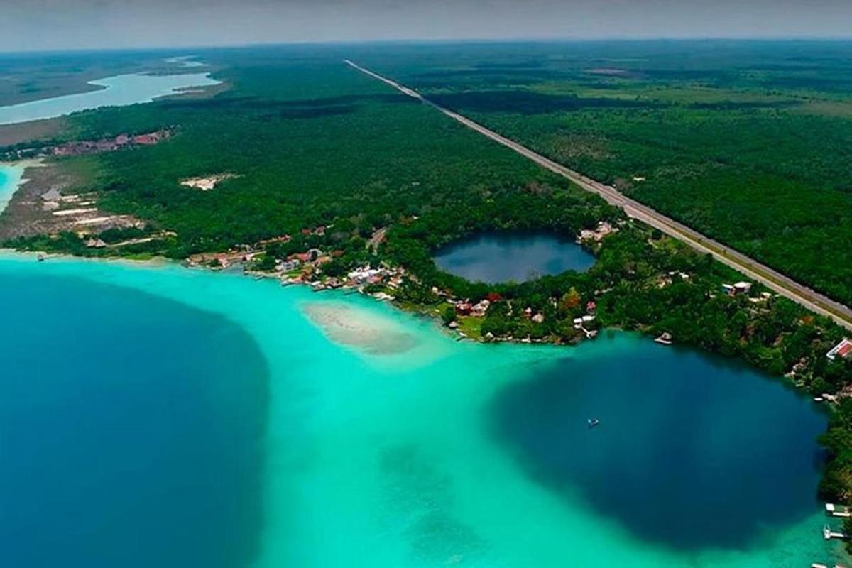 una vista aerea di un'isola con un ponte sull'acqua
