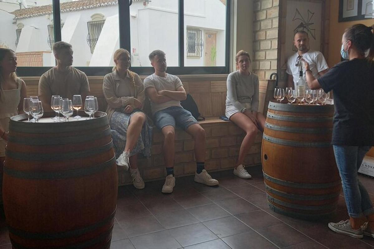 un gruppo di persone sedute su una panchina in un bar