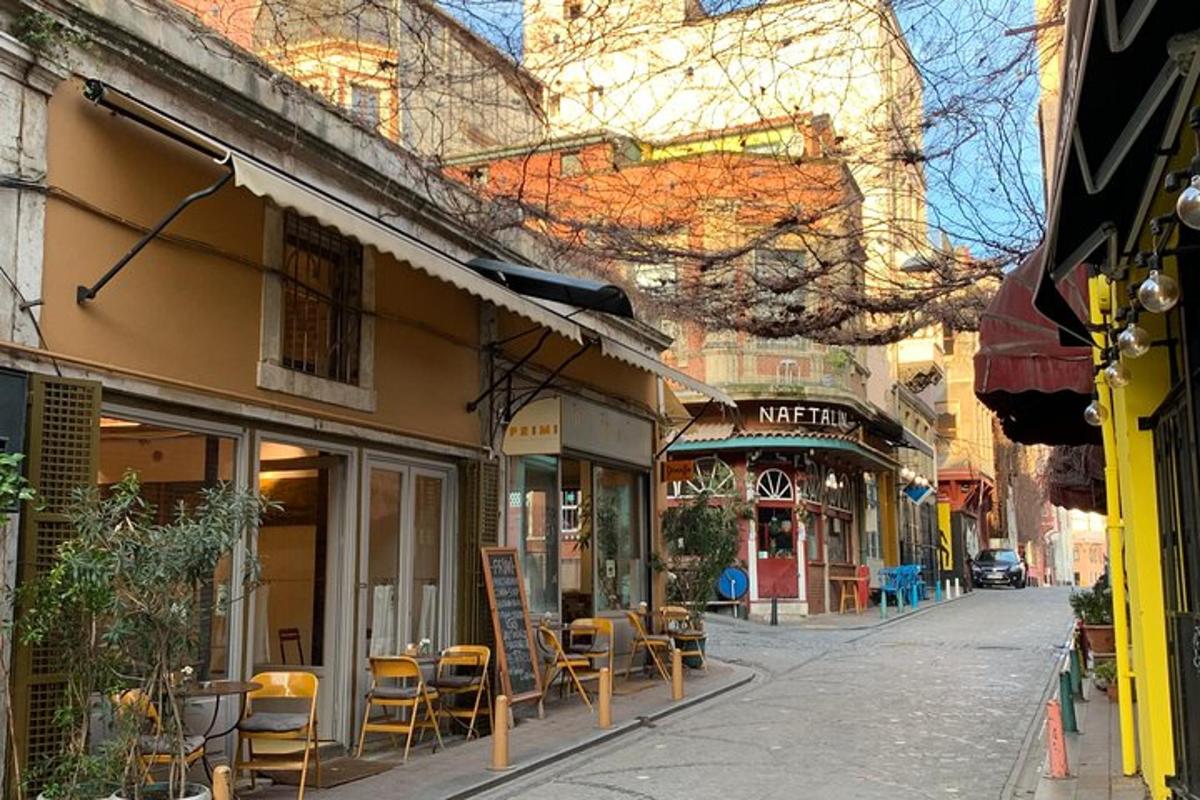 o stradă cu scaune și mese pe o stradă a orașului