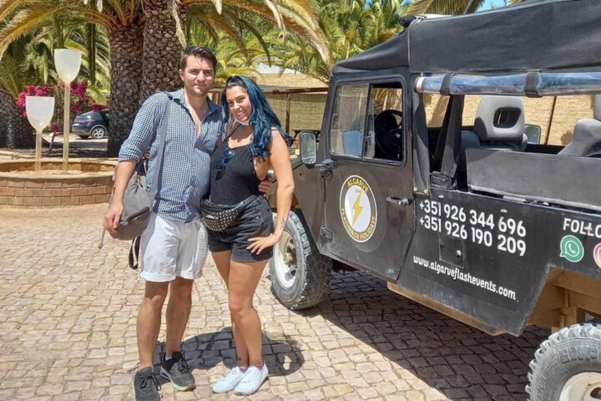 un uomo e una donna in piedi davanti a una jeep
