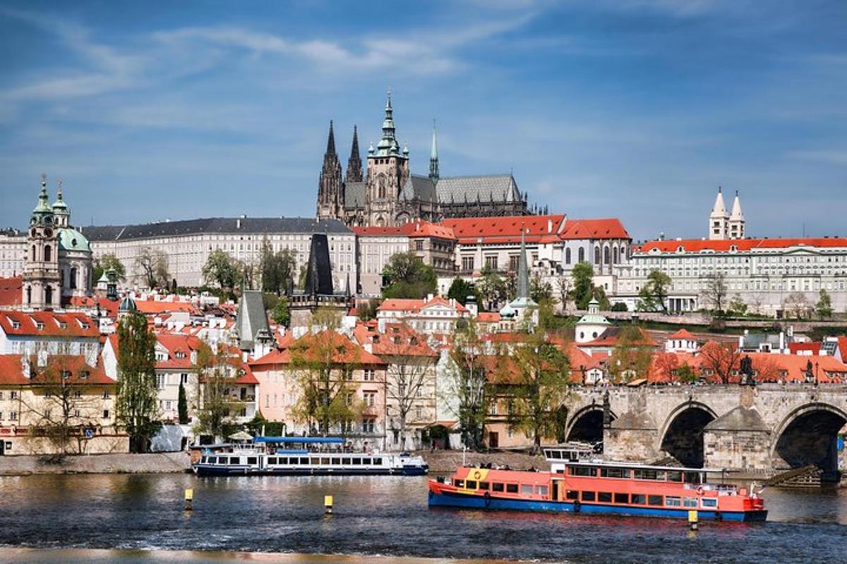 město s loděmi ve vodě a mostem