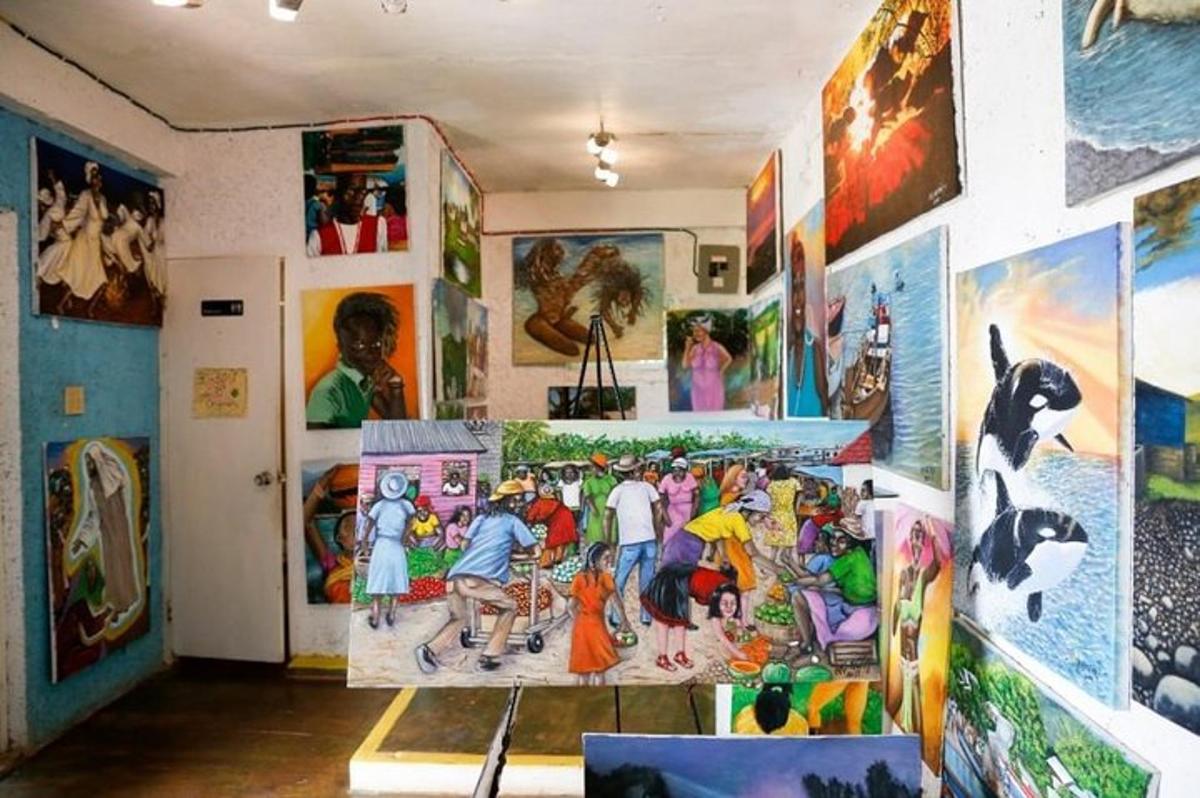 Una habitación con una pared llena de cuadros en la pared.