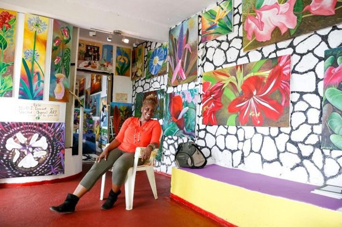uma mulher sentada em uma cadeira em uma sala com pinturas