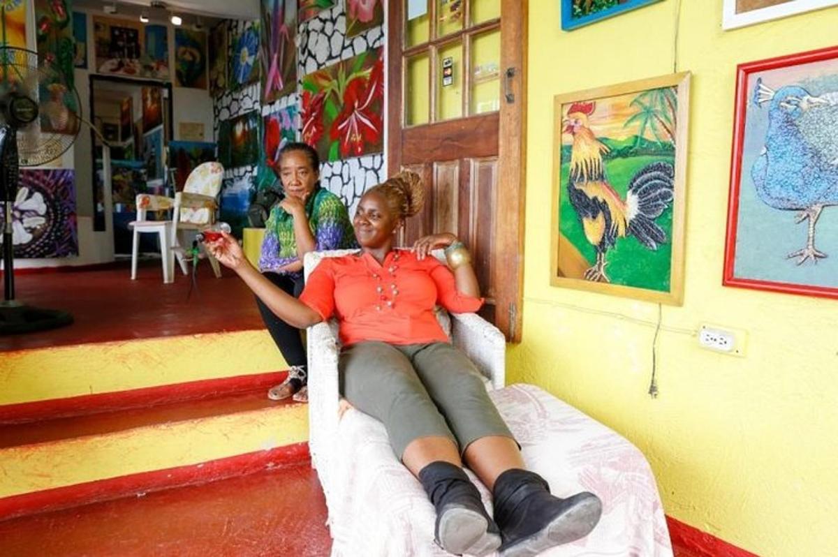 uma mulher deitada em uma cama em um quarto com uma criança
