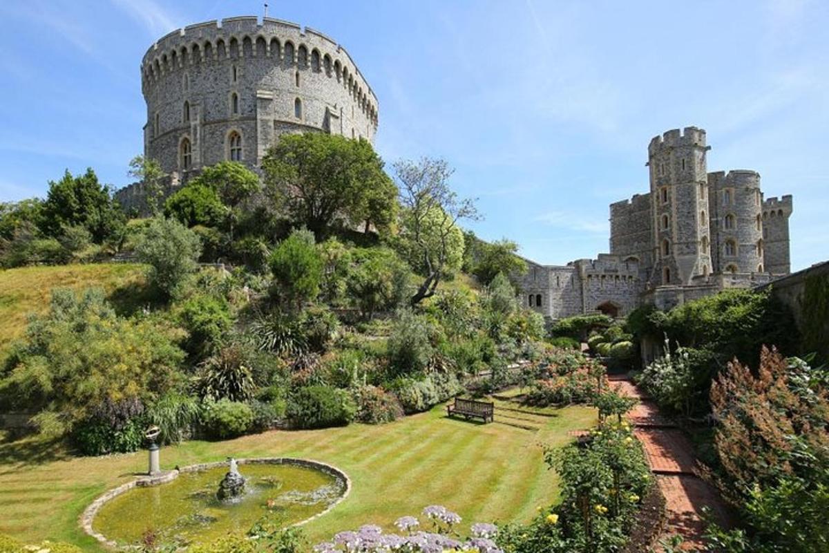 un castello in cima a una collina con un giardino