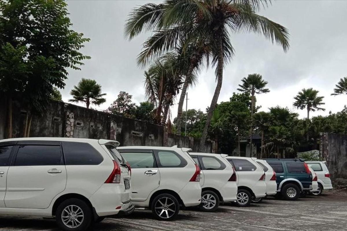 deretan van putih yang diletakkan di tempat letak kereta