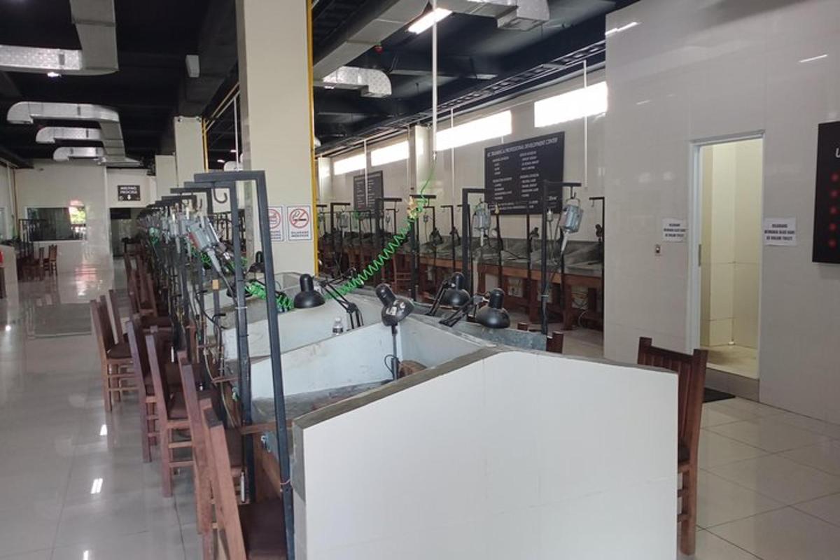 sebuah bilik dengan sinki dan sekumpulan kerusi
