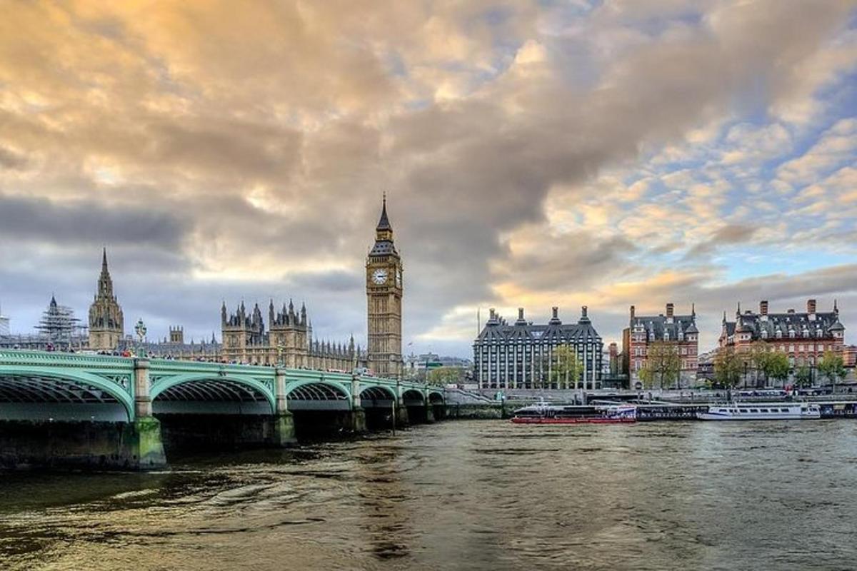 egy híd a folyó felett a Big Ben óratoronnyal