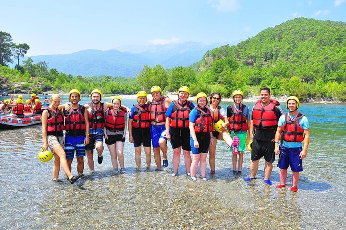 un grup de persones dempeus a l'aigua d'un riu