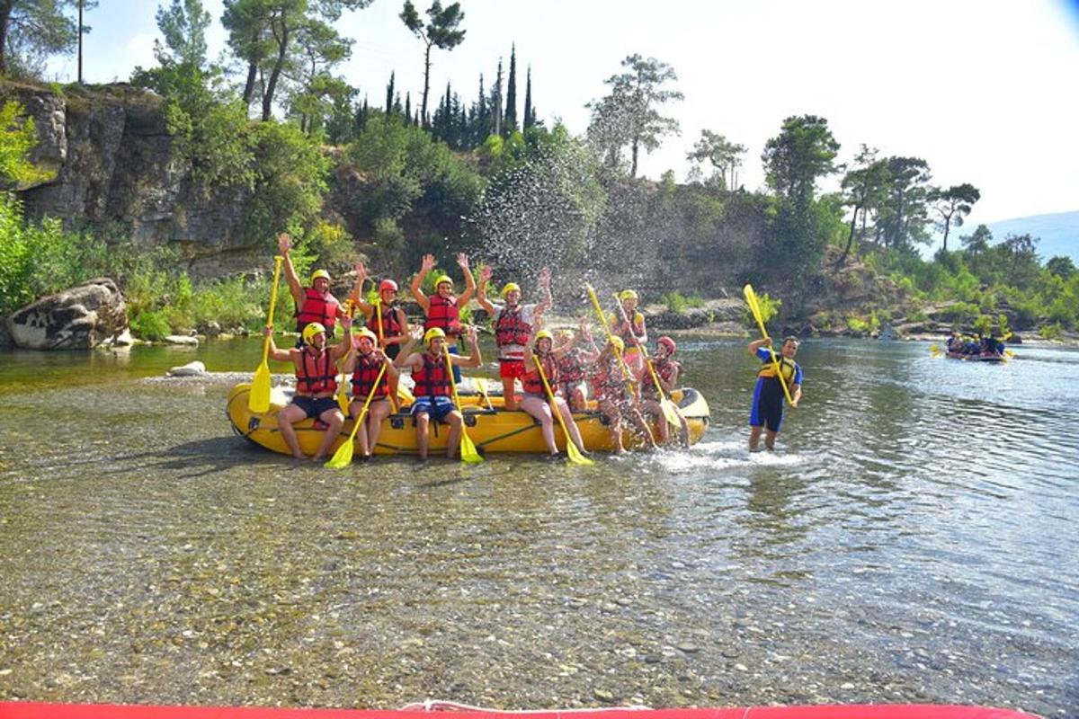 un grup de persones en una bassa a l'aigua
