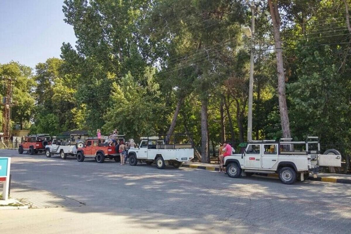 Una fila de jeepneys estacionados en un estacionamiento