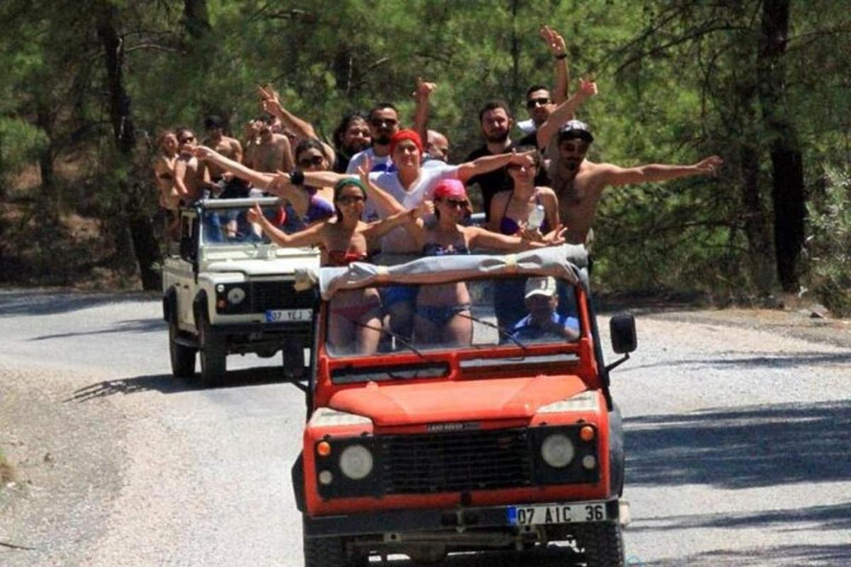 un grup de persones que viatjaven a la part posterior d'un camió