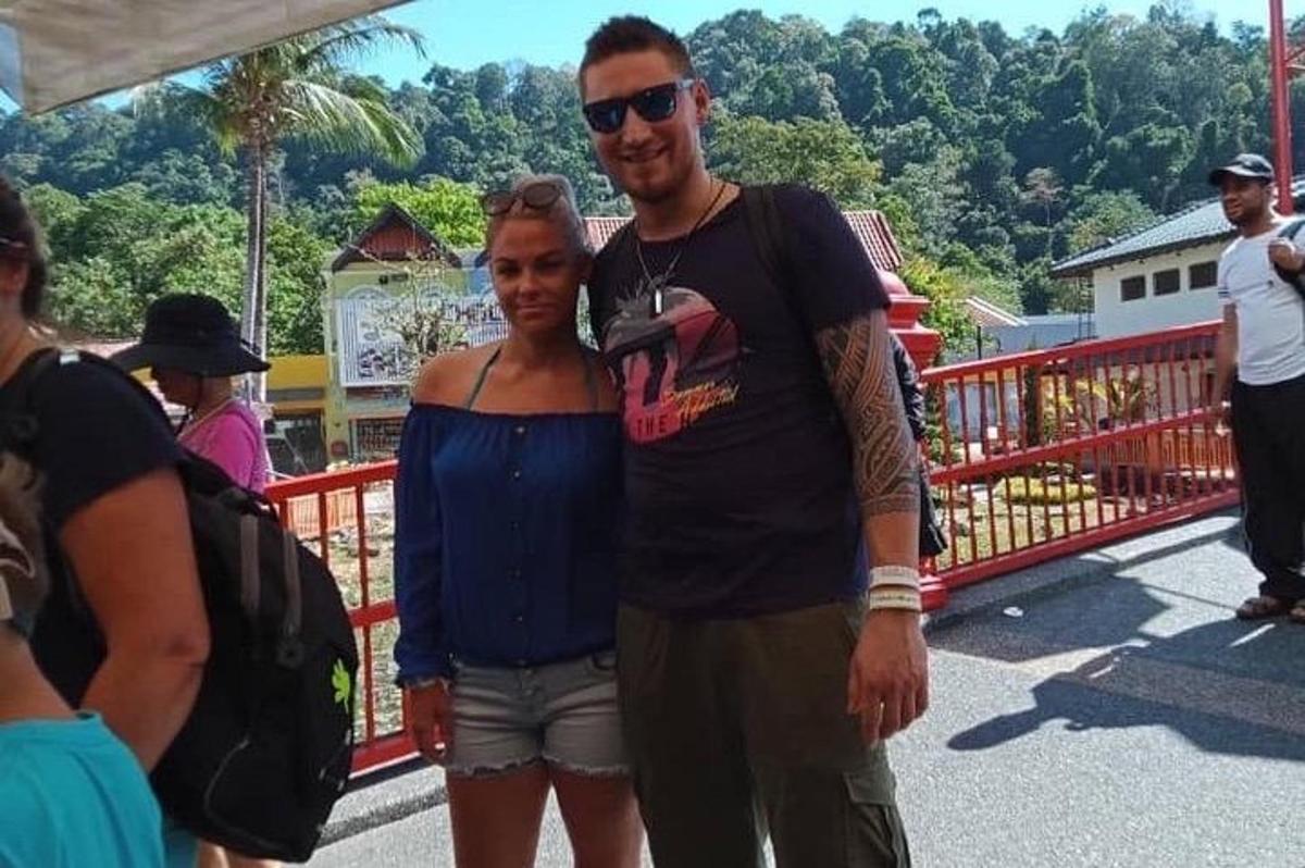 un uomo e una donna in piedi su un ponte