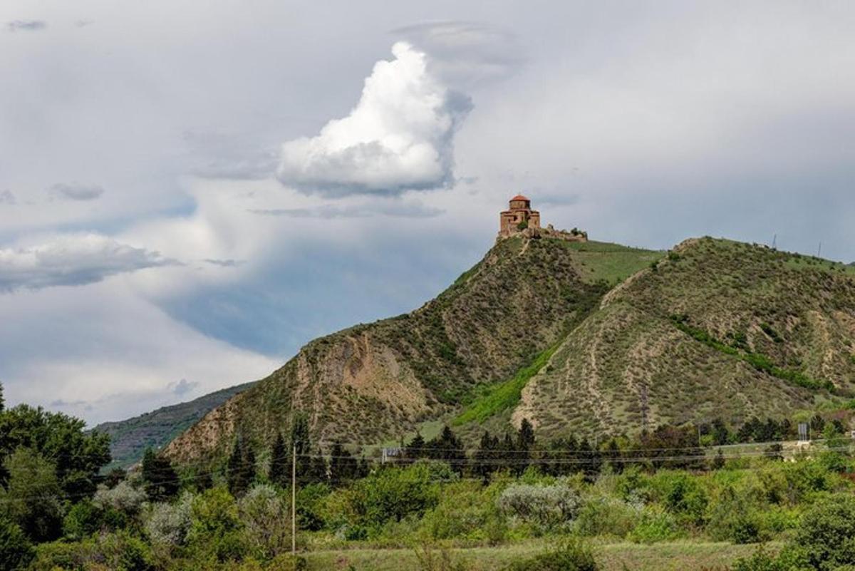 un edificio in cima a una collina con un castello